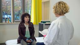 Harry Möller (Maria Ketikidou) erhält von Dr. Brasing (Charlotte Crome) eine überraschende Diagnose.