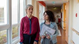 Harry Möller (Maria Ketikidou) fühlt Heimleiterin Elisabeth Gronau (Theresa Berlage) auf den Zahn, wie es zu all den Diebstählen in der Seniorenunterkunft kommen kann.