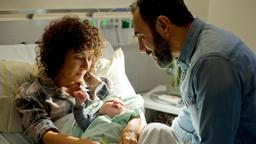 Harry Möller (Maria Ketikidou) ist froh, das Can (Adnan Maral) bei der Geburt ihres gemeinsamen Baby dabei war.