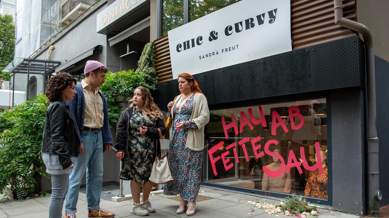 Harry Möller (Maria Ketikidou) und Nils Sanchez (Enrique Fiß) fühlen mit Sandra Freut (Nadja Zwanziger) und ihrer Tochter Alina (Dilara Aylin Ziem), die schlimmen Diskriminierungen ausgesetzt sind. Jemand hat die Schaufensterscheibe ihrer Boutique mit den Worten "Hau ab fette Sau" beschmiert.