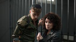 Harry Möller (Maria Ketikidou) und Nils Sanchez (Enrique Fiß) haben in der Zelle einen klitzekleinen Fund mit großer Wirkung gemacht.