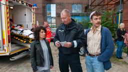 Harry Möller (Maria Ketikidou) und Nils Sanchez (Enrique Fiß) machen sich mit einem Kollegen (Komparse) am Tatort ein Bild von dem Anschlag.