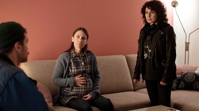 Bild: ARD/Cornelia Klein Harry Möller (Maria Ketikidou) und Nils Sanchez (Enrique Fiß) versuchen von Catrin Lorbeer (Dorothee Sturz) etwas über den Verbleib des besten Freundes ihres Bruders in Erfahrung zu bringen.