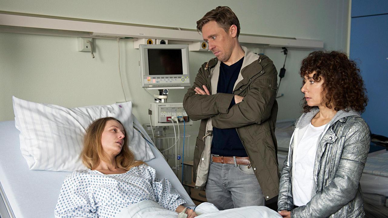 Großstadtrevier: Harry (Maria Ketikidou) und Piet (Peter Fieseler) vernehmen im Krankenhaus Anna Kehl (Jantje Bilker). Sie gibt an, in ihrer Wohnung von einem maskierten Mann überfallen worden zu sein.