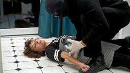 Großstadtrevier: Harry (Maria Ketikidou) wird von einem Maskierten überfallen und mit einer Spritze betäubt.