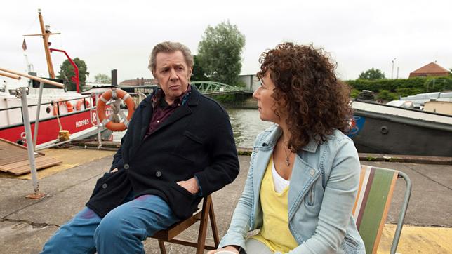 Bild: ARD/Thorsten Jander Harry (Maria Ketikidou) zweifelt, ob sie angesichts der Bedrohung ihrer Familie wirklich eine Aussage machen soll. Sie besucht Dirk Matthies (Jan Fedder) auf der Repsold und fragt ihn um Rat.