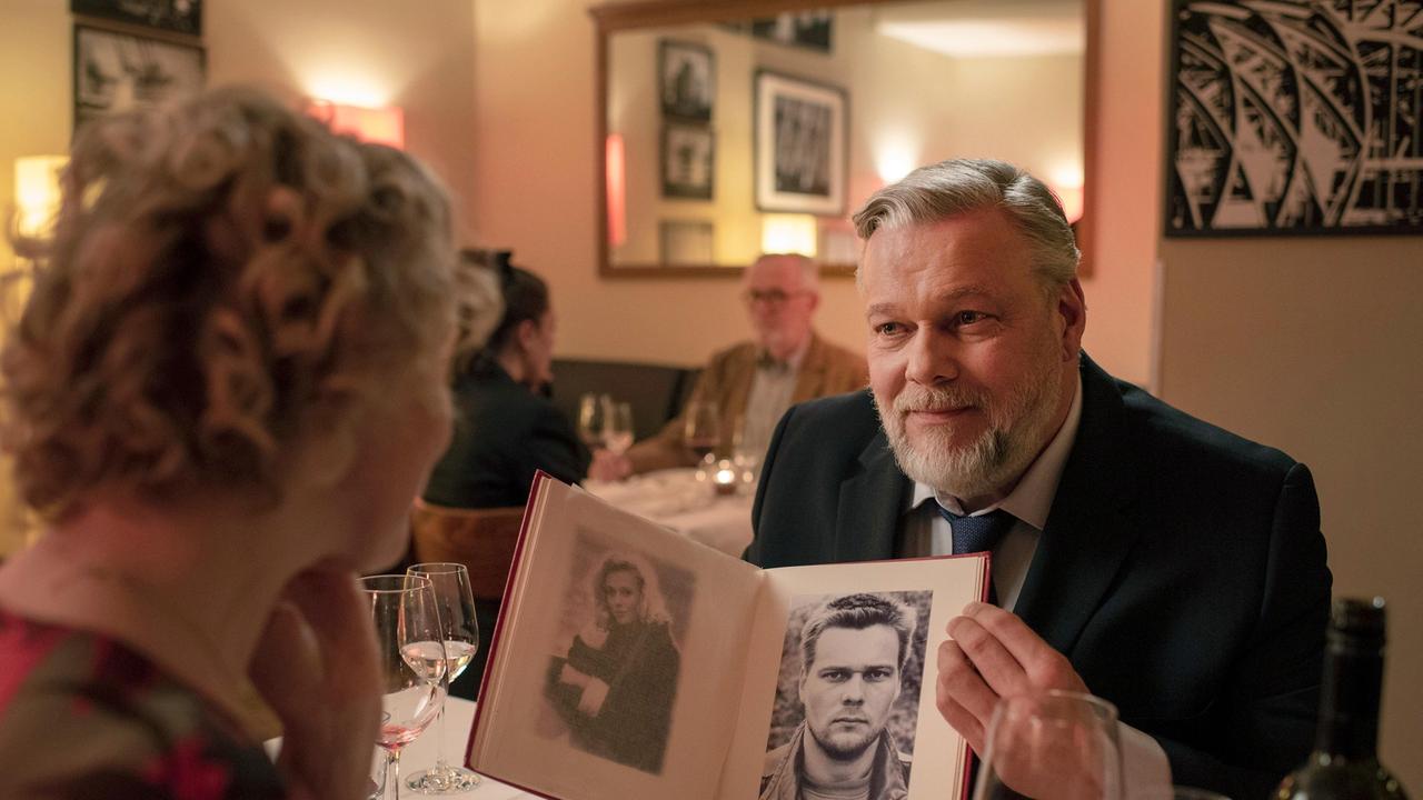 Helmut Husmann (Torsten Münchow) mal ganz romantisch: Er zeigt seiner Jugendliebe Johanna Ritter (Dana Golombek von Senden) Fotos von früher.