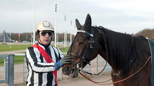 Bild: ARD/Thorsten Jander Jan Eckhoff (Florian Panzer) will unbedingt mit dem Pferd "Amazing Grace" beim Trabrennen antreten, obwohl er am Vortag niedergeschlagen wurde.