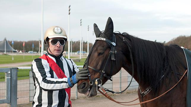 Jan Eckhoff (Florian Panzer) will unbedingt mit dem Pferd "Amazing Grace" beim Trabrennen antreten, obwohl er am Vortag niedergeschlagen wurde.