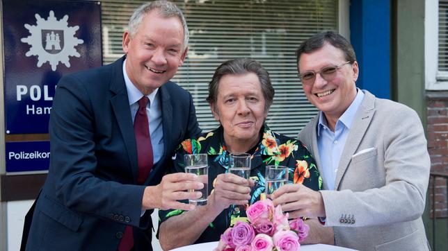 Die Gratulanten Lutz Marmor, NDR Intendant und Volker Herres, Programmdirektor Erstes Deutsches Fernsehen mit dem Jubilar Jan Fedder.