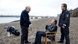 Konfrontation am Elbstrand: Dirk Matthies (Jan Fedder), in Begleitung von Paul Dänning (Jens Münchow) droht der Kiezgröße Johann C. König (Bernhard Schütz), dass er ihn innerhalb von 24 Stunden überführen wird.