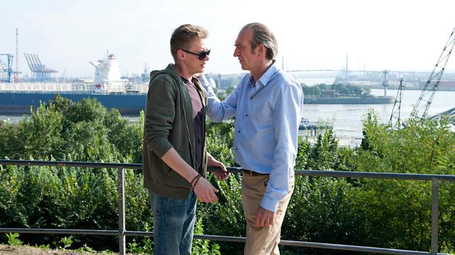 Loppe (Vincent Krüger) ist ein hohes Risiko eingegangen, um seinen Vater Robert Peters (Jochen Nickel) nach acht Jahren wiederzusehen.