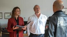 Lukas Petersen (Patrick Abozen) erkennt: Egon Stöver (Matthias Komm) kann sich auf seine Assistentin Mimi (Luise Oevermann) verlassen, nicht nur beruflich.