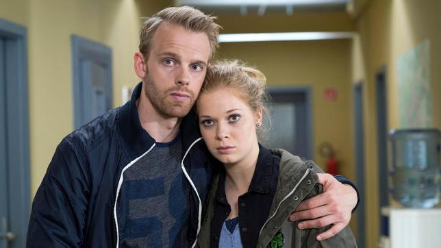 Bild: ARD/Thorsten Jander Großstadtrevier: Mads (Mads Hjulmand) mit seiner Schwester Maja (Elena Arndt-Jensen)