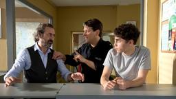 Michele Cavallo (Claudio Caiolo) ist sauer, dass sein Sohn Giovanni (Riccardo Campione) die Schule schwänzt und will, dass die Polizei Erziehungsmaßnahmen ergreift. Daniel Schirmer (Sven Fricke) versucht, zwischen Vater und  Sohn zu vermitteln.