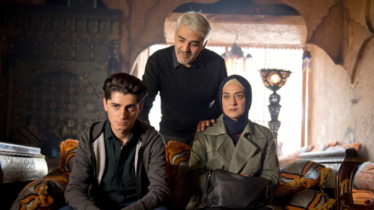 Navid Hashemi (Rauand Taleb) und seine Mutter Fariba (Uygar Tamer) mit dem selbsternannten Friedensrichter Ayman Zahat (Ulas Kilic).