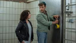 Nils Sanchez (Enrique Fiß) bereitet es mächtig Unbehagen, die Tür zum Kühlraum zu öffnen. Doch Kollegin Harry Möller (Maria Ketikidou) will wissen, ob sich darin die Leiche befindet.