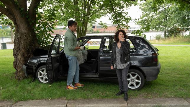 Bild: ARD/Thorsten Jander Nils Sanchez (Enrique Fiß) und Harry Möller (Maria Ketikidou) werden zu einem ominösen Unfall gerufen: Vom Fahrer fehlt jede Spur.