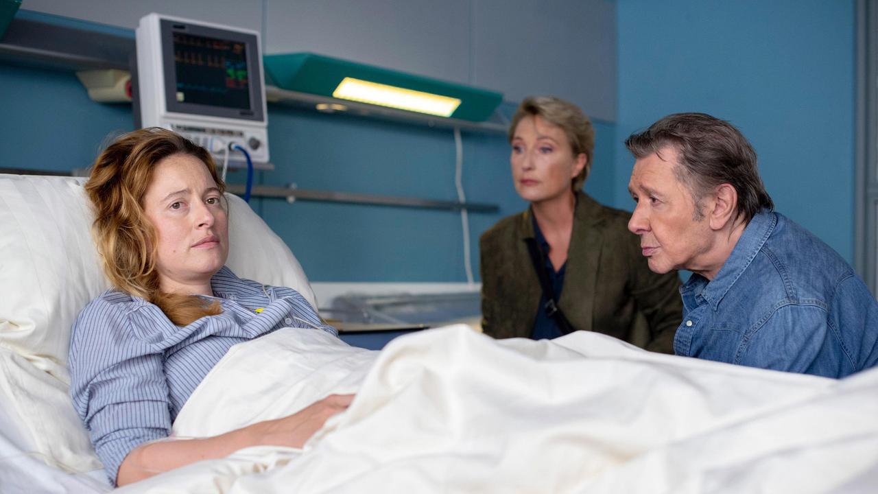 Nina Sieveking (Wanda Perdelwitz) muss sich von ihrer schweren Schussverletzung erholen. Frau Küppers (Saskia Fischer) und Dirk Matthies (Jan Fedder) besuchen sie im Krankenhaus.