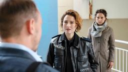 Nina Sieveking (Wanda Perdelwitz) stellt sich schützend vor Jeanette Preuss (Janina Elkin), die von ihrem Ex-Freund Oliver Hahne (Konstantin Lindhorst) gestalkt wird.