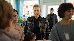 Nina Sieveking (Wanda Perdelwitz) und Daniel Schirmer (Sven Fricke, im HG.) besuchen die Essensausgabe der der Tafel Billstedt. Auch Nina war als Kind auf die kostenlosen Mahlzeiten der Tafel angewiesen.