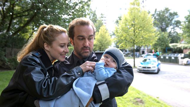 Bild: ARD/Thorsten Jander Großstadtrevier: Nina Sieveking (Wanda Perdelwitz) und Paul Dänning (Jens Münchow) sind ganz vernarrt in Baby Pauli. Sie sollen es zu seiner Mutter zurückbringen.