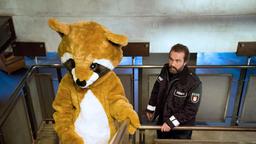 Paul Dänning (Jens Münchow) ermittelt bei einer Furry-Convention, bei der die Teilnehmer in Tierkostümen stecken.