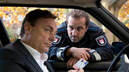 Großstadtrevier: Paul Dänning (Jens Münchow) kontrolliert den PKW-Fahrer Enzo Capus (Peter Benedict), der einen anderen Verkehrsteilnehmer grob bedrängt hat.