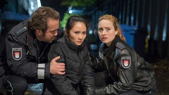 Bild: ARD/Thorsten Jander Paul Dänning (Jens Münchow) und Nina Sieveking (Wanda Perdelwitz) kümmern sich um die verstörte Kim Nguyen (Mai Duong Kieu).