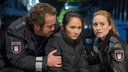 Paul Dänning (Jens Münchow) und Nina Sieveking (Wanda Perdelwitz) kümmern sich um die verstörte Kim Nguyen (Mai Duong Kieu).