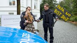 Paul Dänning (Jens Münchow) und Piet Wellbrook (Peter Fieseler) müssen mal wieder "Eiskind" Jana (Gina Alice Stiebitz) vor der Wunschkinderklinik festnehmen.