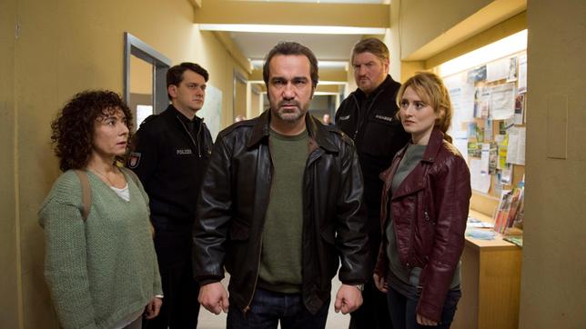 Bild: ARD/Thorsten Jander Paul Dänning (Jens Münchow) weiß, dass er einen Fehler gemacht hat. Er wird das 14. Kommissariat verlassen. Harry (Maria Ketikidou), Daniel Schirmer (Sven Fricke), Hannes Krabbe (Marc Zwinz) und Nina Sieveking (Wanda Perdelwitz) sind erschüttert.