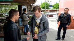 Großstadtrevier: Paul Dänning (Jens Münchow) beobachtet zufällig, wie Sven Kreppel (Adrian Saidi) dem Schüler Marko (Enno Trebs) Drogen verkauft.
