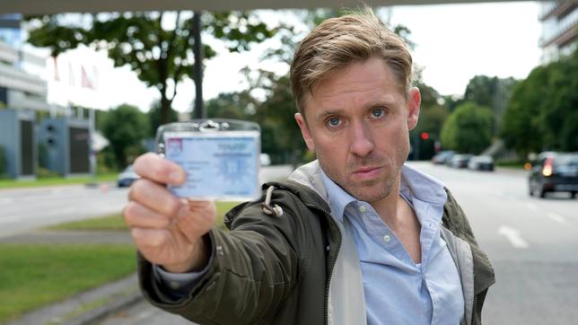 Bild: ARD/Thorsten Jander Großstadtrevier: Piet (Peter Fieseler) hat beobachtet, dass ein junger Mann aus einem fahrenden Auto gestoßen wurde.