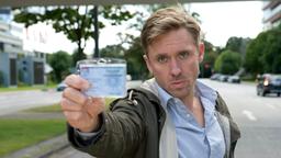 Großstadtrevier: Piet (Peter Fieseler) hat beobachtet, dass ein junger Mann aus einem fahrenden Auto gestoßen wurde.