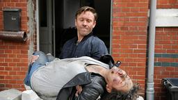 Piet Wellbrook (Peter Fieseler) rettet seine Kollegin Harry (Maria Ketikidou) aus dem brennenden Haus.