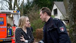 Piet Wellbrook (Peter Fieseler) spricht mit Isabel Metzner (Katharina Heyer), der Nachbarin von Martin Schropp, der bei einem Einbruch schwer verletzt wurde.
