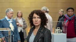 Polizeihauptmeisterin Harry Möller (Maria Ketikidou) mischt sich als verdeckte Ermittlerin unter die Gäste (Kompars:innen) der Juwelenausstellung.