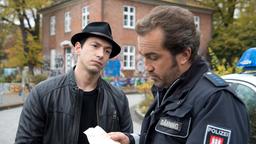 Polizeikontrolle: Paul Dänning (Jens Münchow) überprüft Viktor Devic (Arnel Taci).