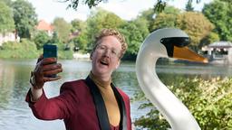 Roderick Brüggemann (Uke Bosse) macht Selfies mit dem geklauten Schwanen-Tretboot.