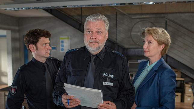 Bild: ARD/Thorsten Jander Ruhestand oder nicht? Helmut Husmann (Torsten Münchow, Mi.) macht eine Pro- und Contra-Liste, bei der Daniel Schirmer (Sven Fricke) und Frau Küppers (Saskia Fischer) ihm helfen.