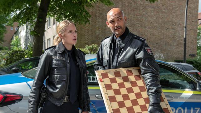 Schach ist weniger als blutige Sportart bekannt: Bente Hinrichs (Sinha Melina Gierke) und Lukas Petersen (Patrick Abozen) fragen sich, was hier vorgefallen ist.