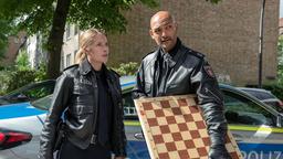 Schach ist weniger als blutige Sportart bekannt: Bente Hinrichs (Sinha Melina Gierke) und Lukas Petersen (Patrick Abozen) fragen sich, was hier vorgefallen ist.