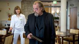 Großstadtrevier: . Ronny Pankow (Paul Faßnacht) will die Einbrüche in seiner Wohnung nach alter Kiezmanier regeln. Heimleiterin Ines Harder (Cornelia Dörr) muss eingreifen.