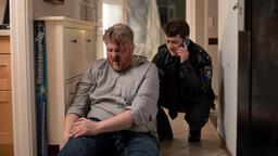 Schwer zusammengeschlagen findet Daniel Schirmer (Sven Fricke) seinen Kollegen Hannes Krabbe (Marc Zwinz) in dessen Wohnung.