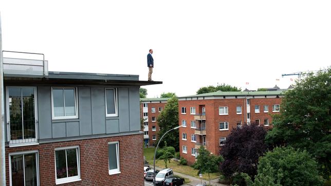 Der Stalker Oliver Hahne (Konstantin Lindhorst) weiß nicht mehr weiter: Er will sich vom Dach stürzen.