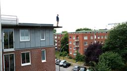 Der Stalker Oliver Hahne (Konstantin Lindhorst) weiß nicht mehr weiter: Er will sich vom Dach stürzen.