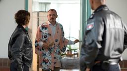 Stalking: Oliver Hahne (Konstantin Lindhorst) öffnet Nina Sieveking (Wanda Perdelwitz) und Lukas Petersen (Patrick Abozen) im Kimono seiner Ex-Freundin die Tür zu deren Wohnung, in der er sich gar nicht mehr aufhalten darf.