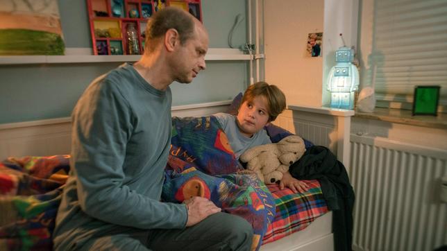 Stefan Trautmann (Benjamin Morik) ist alleinerziehend und gesundheitlich angeschlagen. Die Situation mit seinem Sohn Benji (Henry Sendzik) überfordert ihn.
