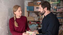 Steffi Nickel (Verena Wolfien) und Ehemann Armin (Dietmar Horcicka) geraten in einen Streit darüber, was mit dem unterschlagenen Geld passieren soll.